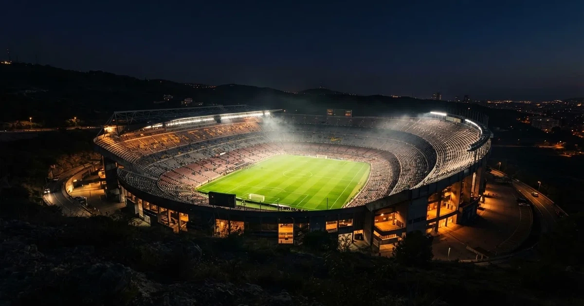 Ein Stadion bei Nacht unter Flutlicht aus der Ferne gesehen, der Rasen ist hell erleuchtet, keine erkennbaren Personen.